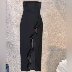 Lulu’s strapless dress with slit & ruffle in black XS
